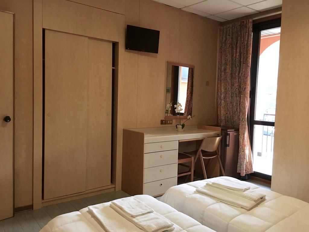 Hotel Socrate Lavena Ponte Tresa Eksteriør bilde